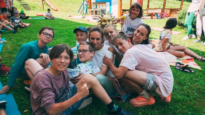 3 reakcie tínedžerov po strate blízkeho a ponuka letného terapeutického tábora v Plamienku